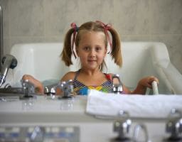 علاج الاطفال بالمياه المعدنية