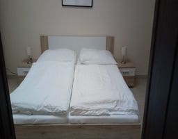غرفة النوم مع سرير مزدوج قابل للفصل